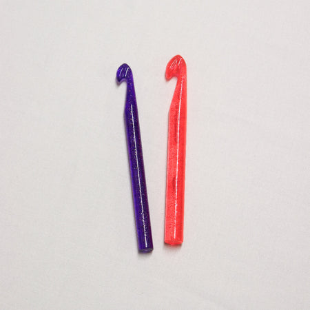 hiyahiya jumbo crochet hooks in pink and purple glittery acrylic